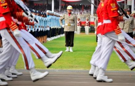 Pentingnya Informasi Fakta Berita Indonesia Di tengah perkembangan teknologi yang semakin cepat, masyarakat Indonesia memiliki banyak pilihan untuk mendapatkan informasi. Berita dapat ditemukan melalui berbagai media, mulai dari televisi, surat kabar, radio, hingga platform digital. Banyaknya sumber informasi memberikan kemudahan, tetapi juga menghadirkan tantangan tersendiri. Tidak semua informasi yang beredar dapat langsung dianggap sebagai fakta. Masyarakat perlu memiliki kebiasaan untuk membaca informasi secara kritis dan melakukan pengecekan sebelum mempercayai atau membagikannya. Informasi fakta berita Indonesia menjadi penting karena dapat membantu masyarakat memahami berbagai peristiwa berdasarkan data dan sumber yang dapat dipertanggungjawabkan. Mengapa Fakta dalam Berita Sangat Penting? Berita memiliki peran besar dalam kehidupan masyarakat. Informasi mengenai ekonomi, pendidikan, kesehatan, pemerintahan, teknologi, olahraga, hingga berbagai peristiwa sosial dapat memengaruhi cara seseorang memahami keadaan di sekitarnya. Fakta menjadi dasar utama dalam sebuah berita. Informasi yang berdasarkan fakta membantu pembaca memperoleh gambaran mengenai suatu peristiwa tanpa menambahkan informasi yang belum terbukti kebenarannya. Berita yang informatif juga sebaiknya membedakan antara fakta, opini, dan dugaan. Pembaca dapat memahami mana informasi yang sudah terverifikasi dan mana yang masih membutuhkan konfirmasi lebih lanjut. Cara Mengenali Berita yang Terpercaya Mengenali berita terpercaya merupakan kemampuan penting di era digital. Salah satu langkah